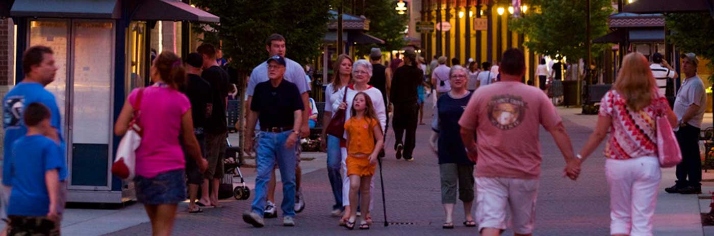 Crown of people enjoying downtown Branson, MO, and its many shops.